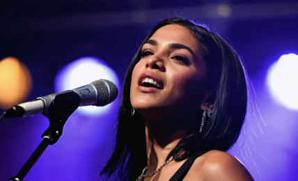 découvrez zaho de sagazan, une artiste dont la performance sur scène dégage une intensité émotionnelle palpable, captivant le public par sa sensibilité et sa puissance artistique.