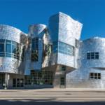 découvrez frank gehry, l'architecte visionnaire qui révolutionne l'architecture en réinventant les formes du déconstructivisme avec des créations audacieuses et innovantes.