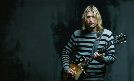 découvrez l'identité du mystérieux guitariste présent aux côtés de kurt cobain sur la célèbre photo iconique et plongez dans une histoire fascinante du rock.